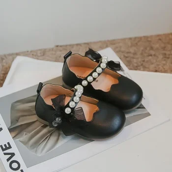 Детские туфли принцессы с милым жемчугом и бантом, универсальная кожаная обувь на мягкой подошве, новинка весны 2024 года, для девочек на платформе с круглым носком на плоской подошве