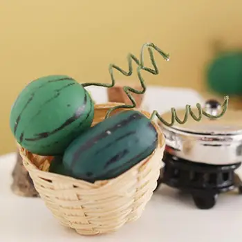 Эффектная модель арбуза, прекрасная реалистичная сцена из жизни мини-арбуза, кукольный домик, круглый арбуз.